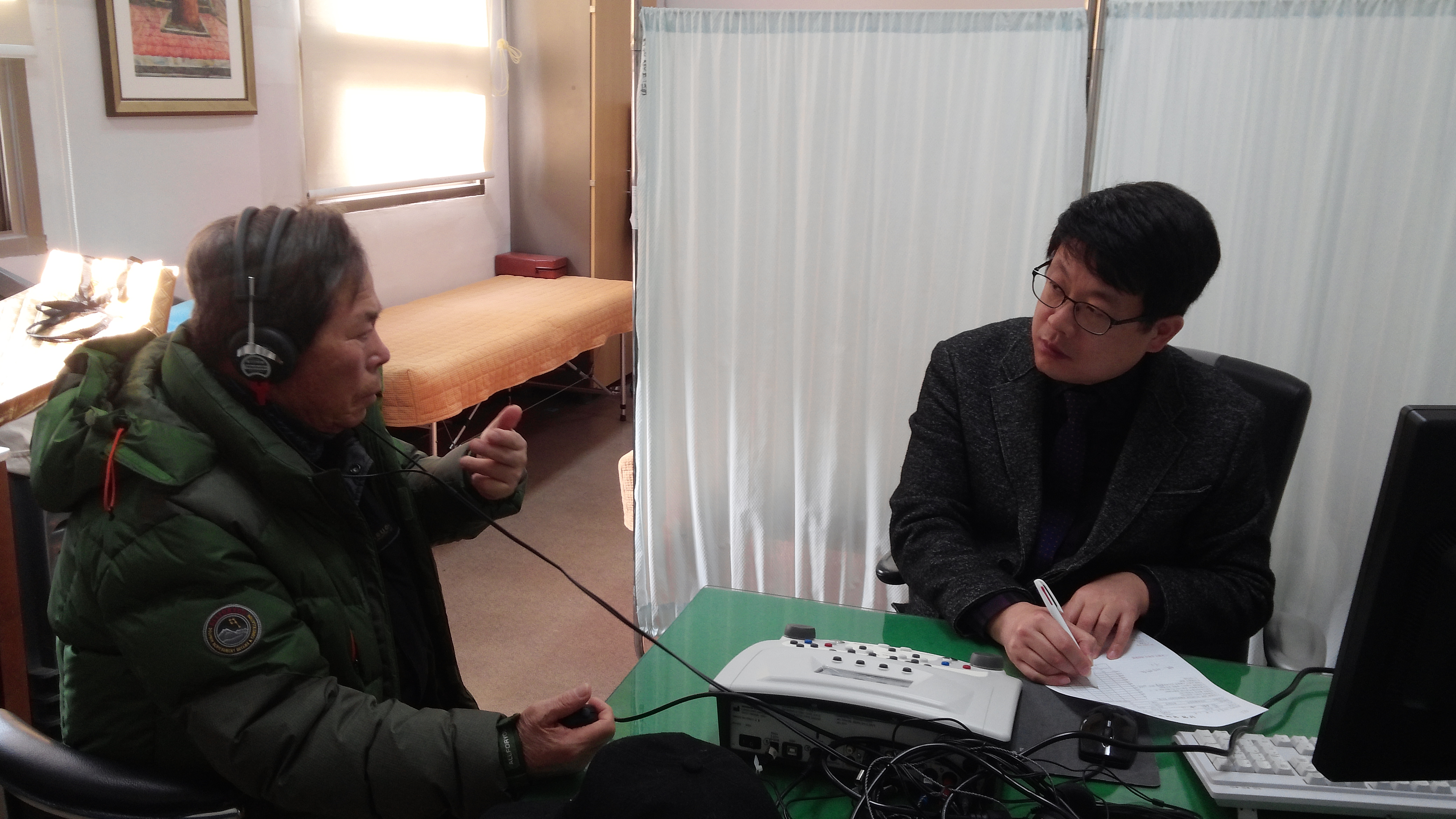  어르신 잘 안들리니 답답하셨죠?