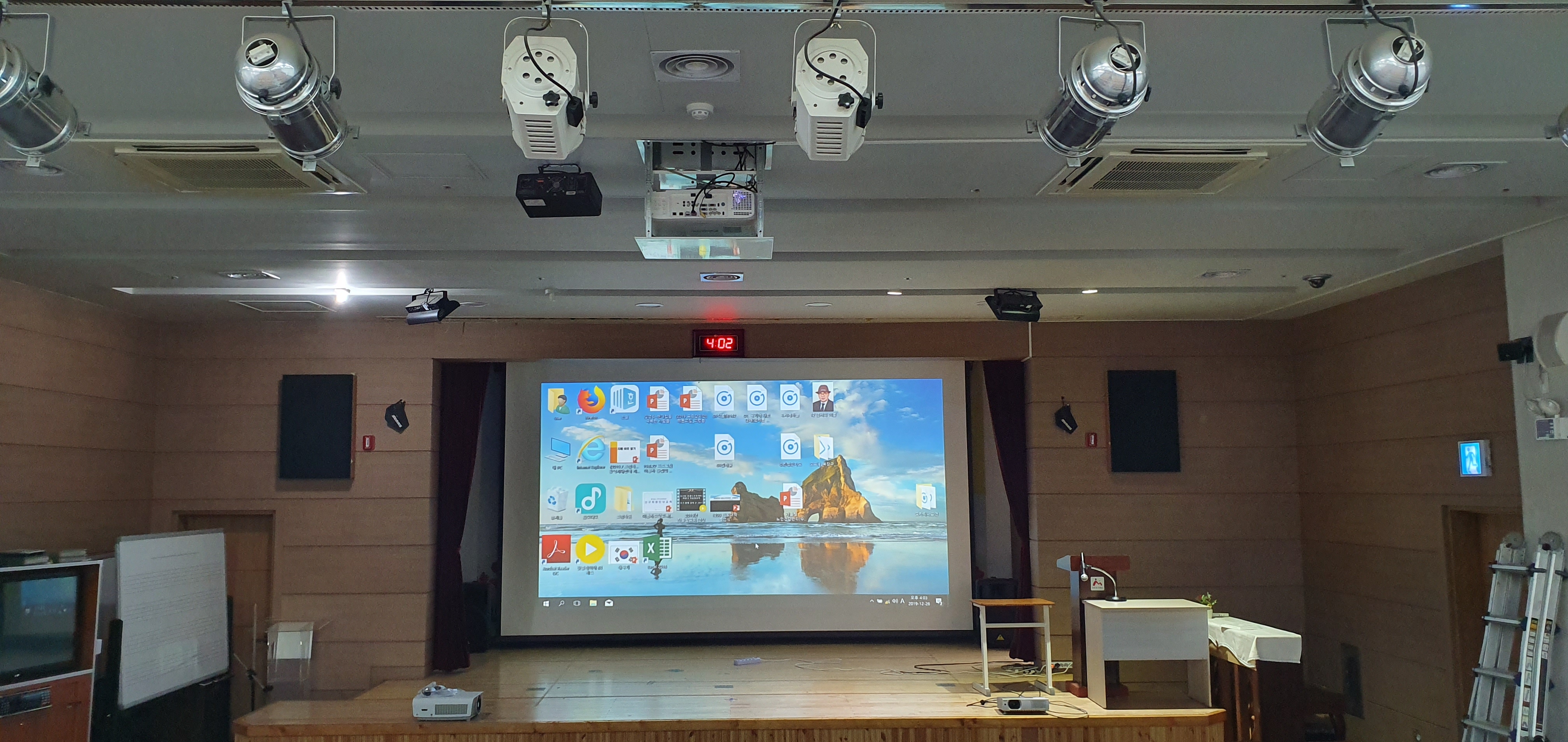  공연장 빔 프로젝터 수리 완료