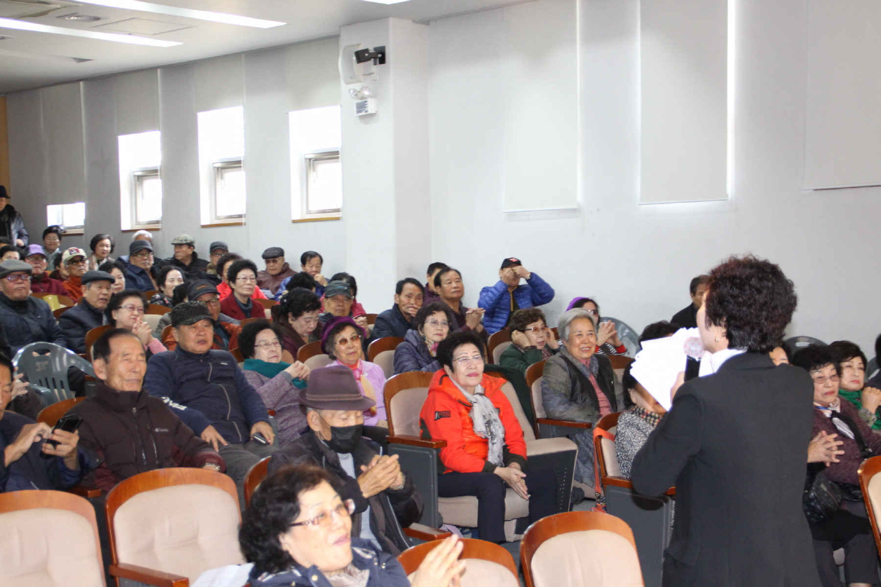  발표회 사회자-류문자 회원