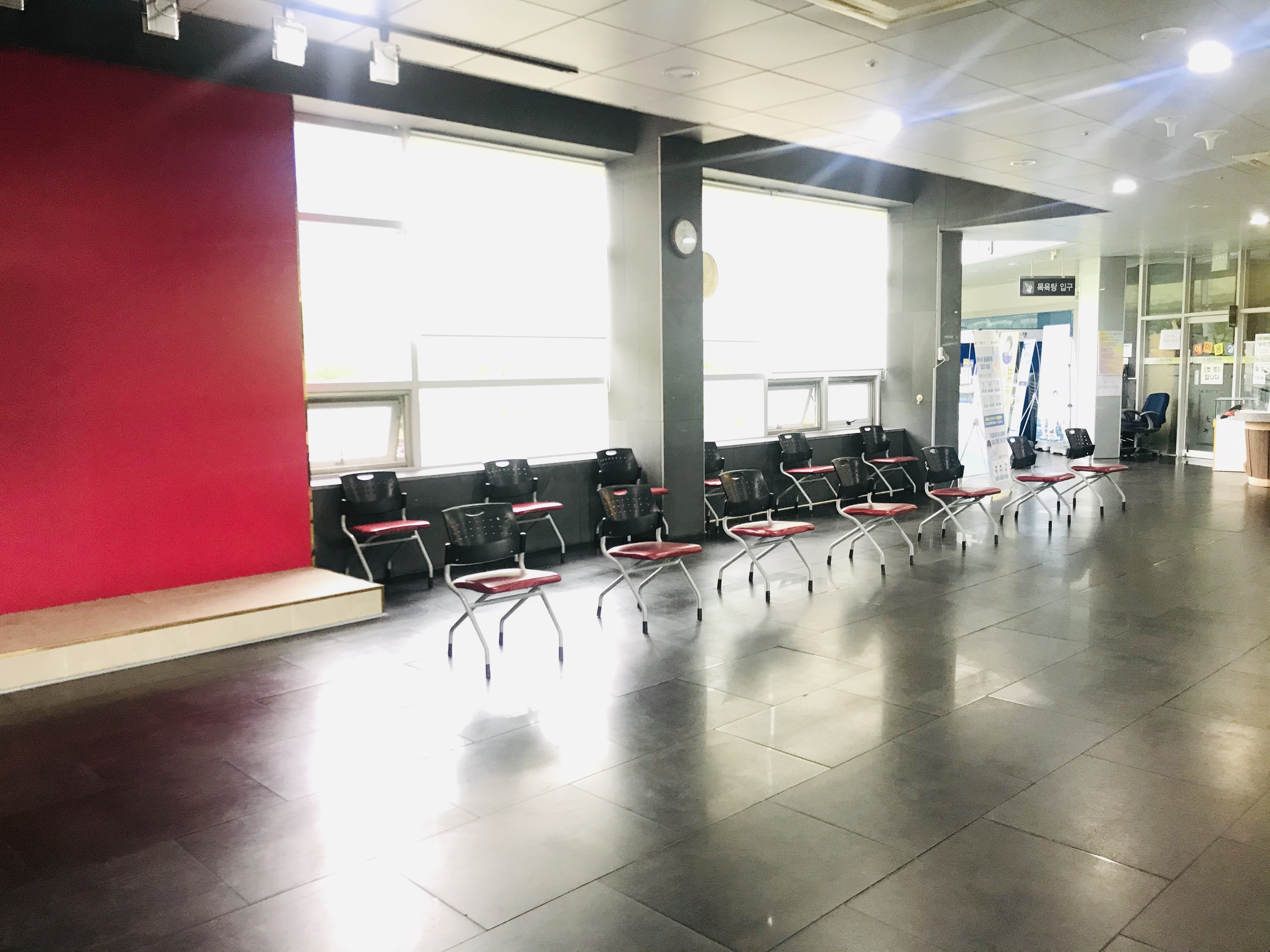  거리두기 실천 위한 로비 정돈