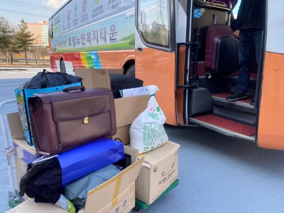  노숙인 지원 물품 전달