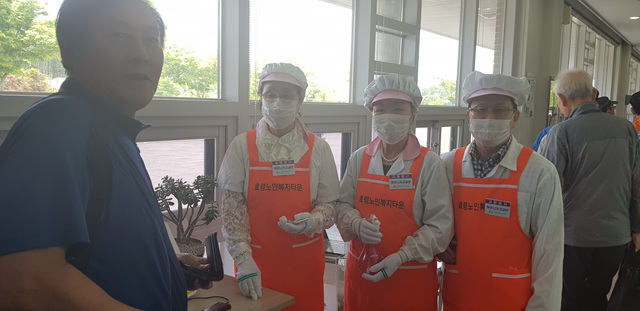  하모니카 고급반 5월 정기 배식봉사 실시